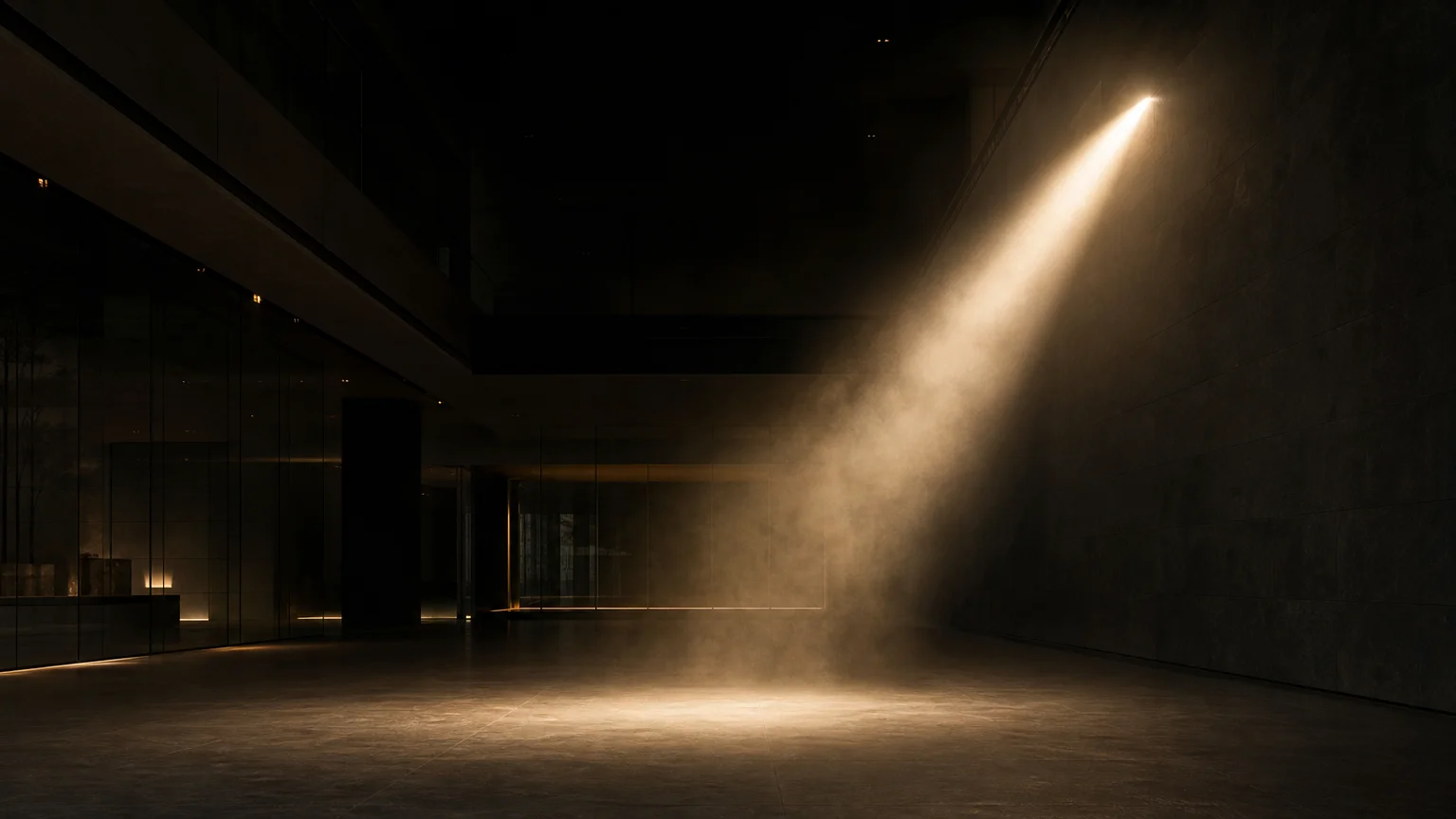 Faisceau lumineux visible dans une brume fine au sein d’un espace architectural contemporain.