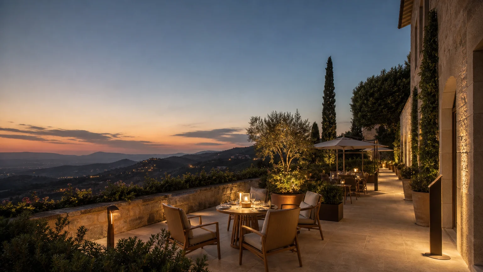 Terrasse d’hôtel élégante éclairée au crépuscule