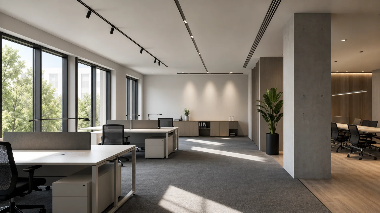 Espace de bureaux combinant lumière naturelle et éclairage artificiel maîtrisé